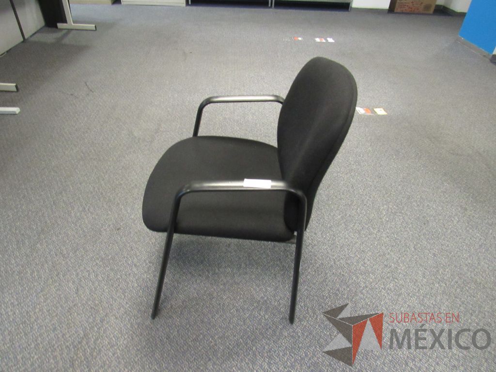 Lote 250 - 5 Sillas fijas,con descansabrazos fijo,con asiento y respaldo en tela color negro
