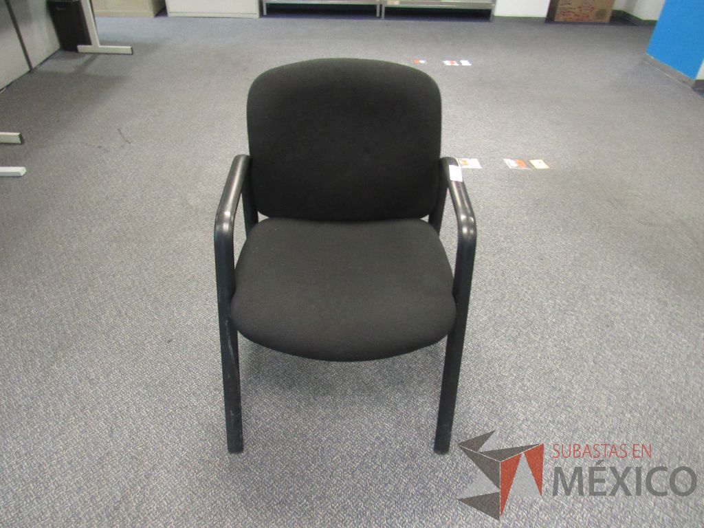 Lote 250 - 5 Sillas fijas,con descansabrazos fijo,con asiento y respaldo en tela color negro - Imagen 6