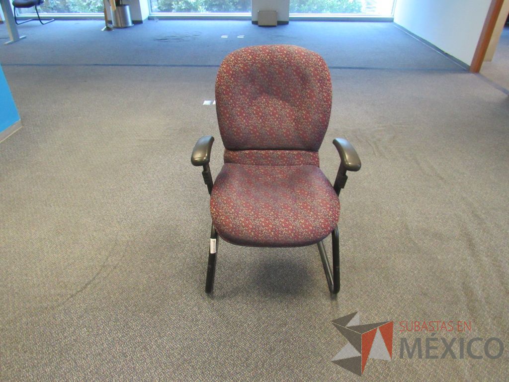 Lote 252 - 2 Sillas tipo trineo,con descansabrazos fijo,con asiento y respaldo en tela color morado con estampado