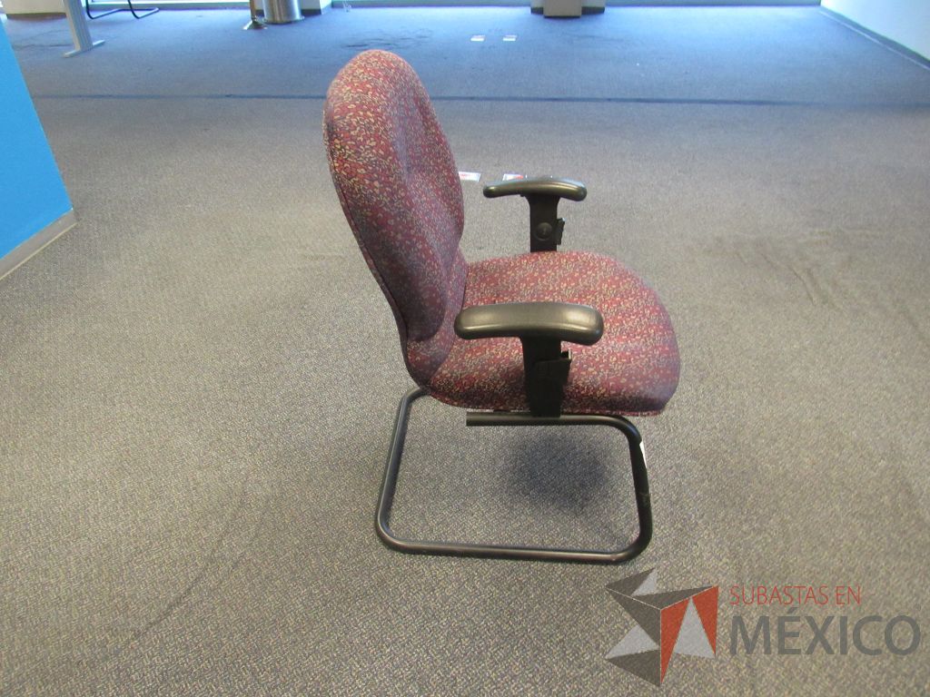 Lote 252 - 2 Sillas tipo trineo,con descansabrazos fijo,con asiento y respaldo en tela color morado con estampado - Imagen 2