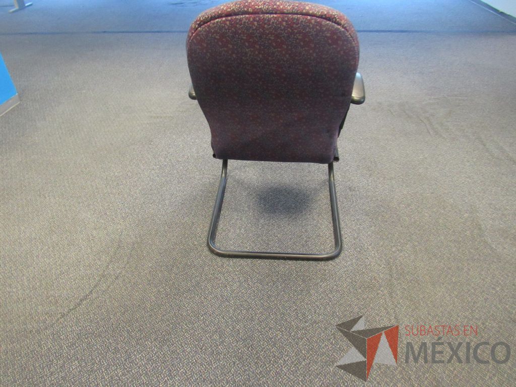 Lote 252 - 2 Sillas tipo trineo,con descansabrazos fijo,con asiento y respaldo en tela color morado con estampado - Imagen 3