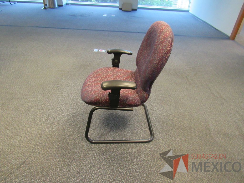 Lote 252 - 2 Sillas tipo trineo,con descansabrazos fijo,con asiento y respaldo en tela color morado con estampado - Imagen 4