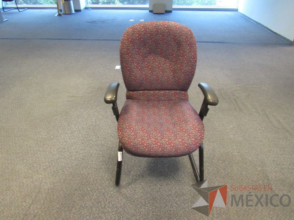 Lote 252 - 2 Sillas tipo trineo,con descansabrazos fijo,con asiento y respaldo en tela color morado con estampado - Imagen 5