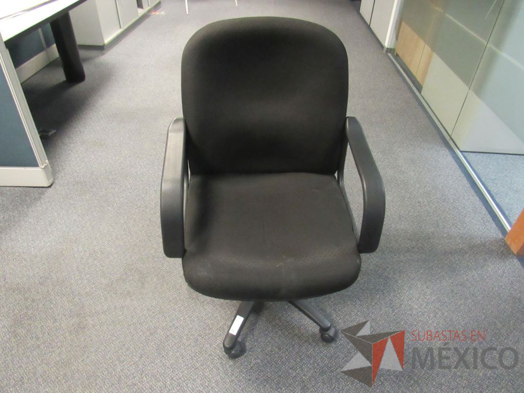 Lote 258 - 14 Sillas operativas con ruedas,con descansabrazos fijo,con asiento y respaldo en tela color negro - Imagen 2