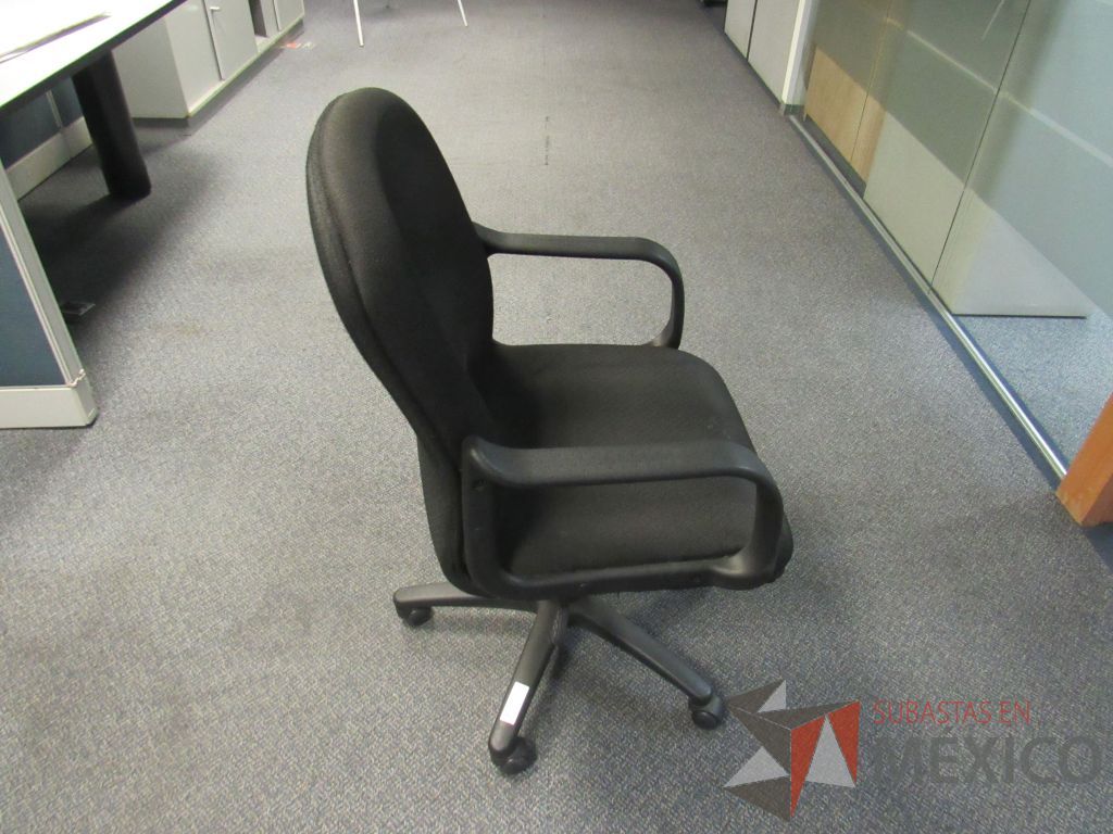 Lote 258 - 14 Sillas operativas con ruedas,con descansabrazos fijo,con asiento y respaldo en tela color negro - Imagen 3