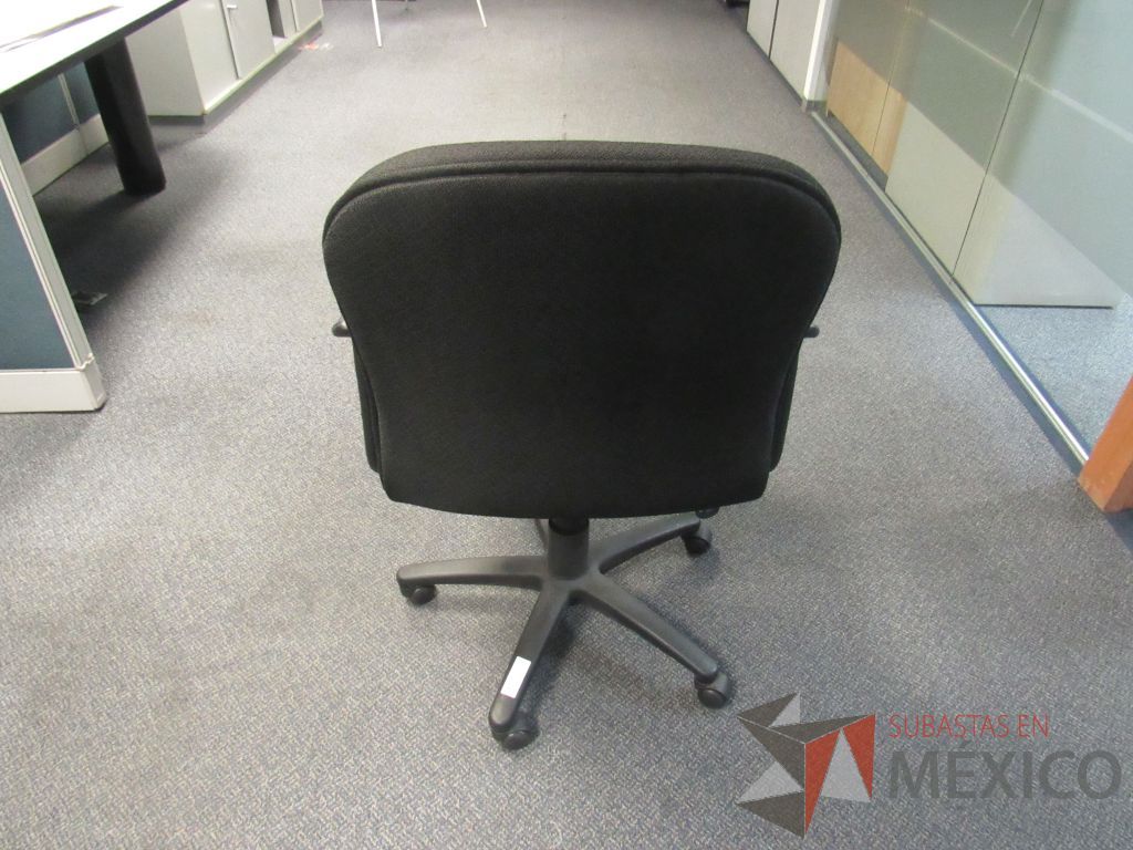 Lote 258 - 14 Sillas operativas con ruedas,con descansabrazos fijo,con asiento y respaldo en tela color negro - Imagen 4