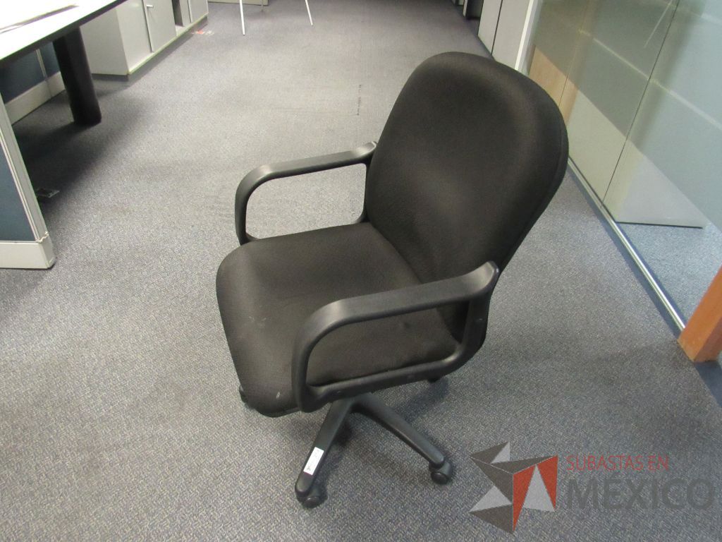 Lote 258 - 14 Sillas operativas con ruedas,con descansabrazos fijo,con asiento y respaldo en tela color negro - Imagen 5