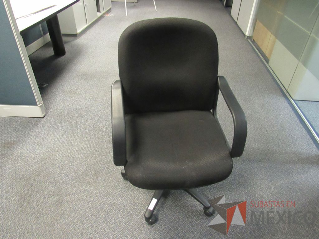 Lote 258 - 14 Sillas operativas con ruedas,con descansabrazos fijo,con asiento y respaldo en tela color negro