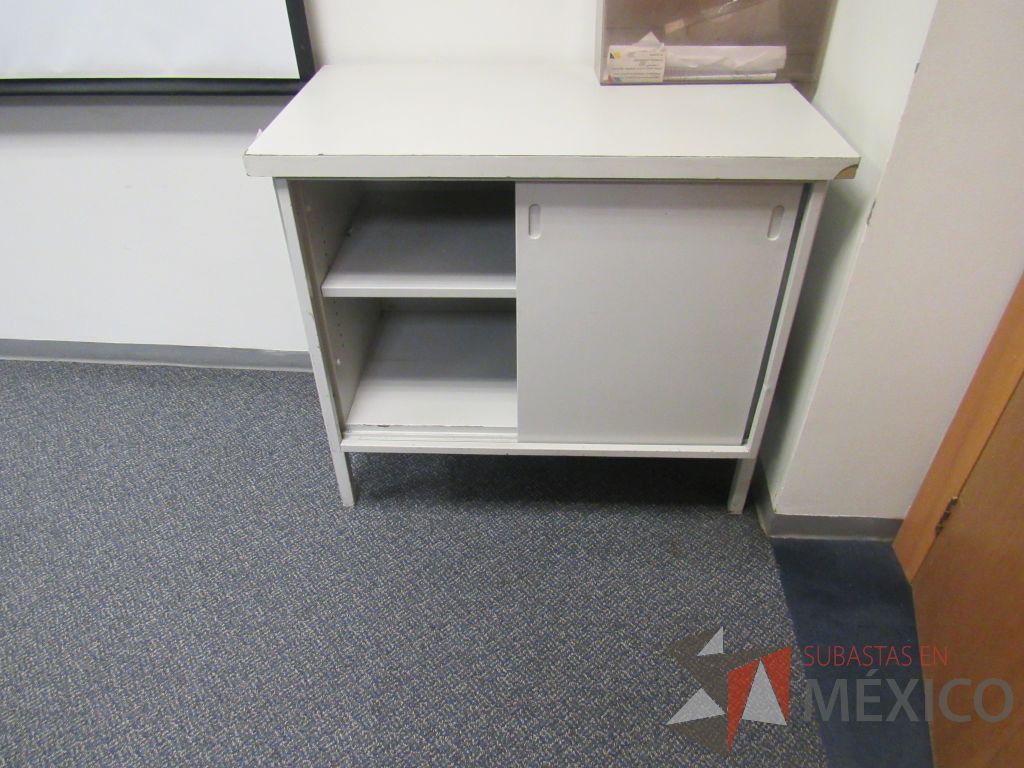 Lote 270 - Mesa de apoyo con cubierta color beige con 1 puerta corrediza y 1 entrepaño