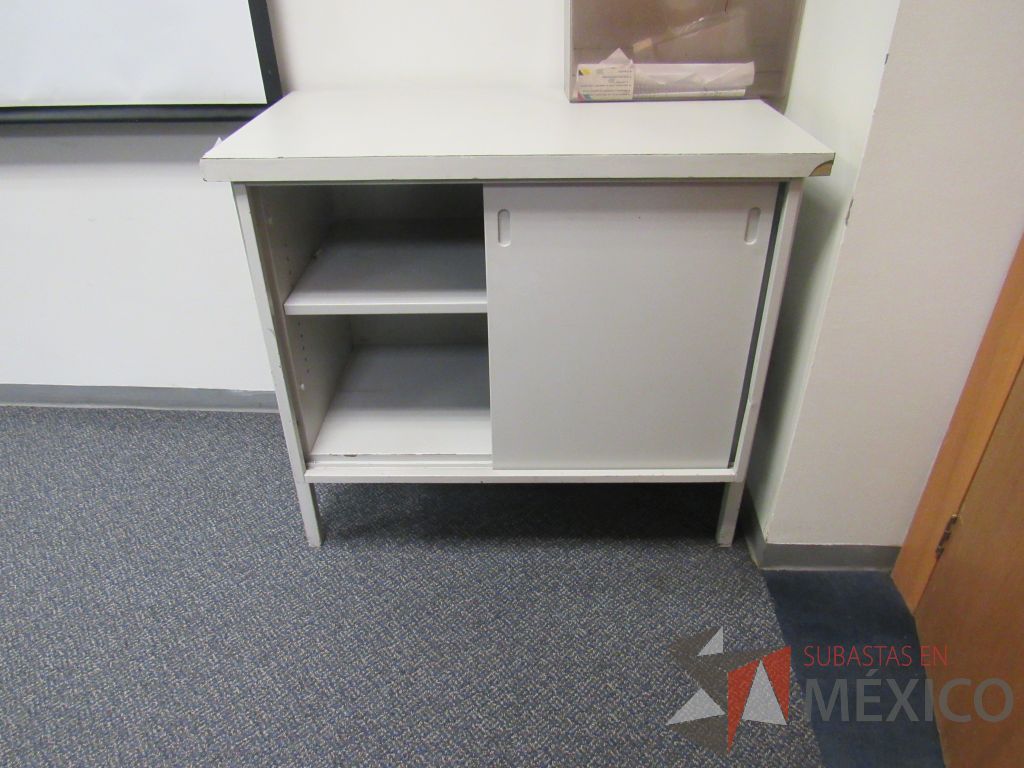 Lote 270 - Mesa de apoyo con cubierta color beige con 1 puerta corrediza y 1 entrepaño - Imagen 2