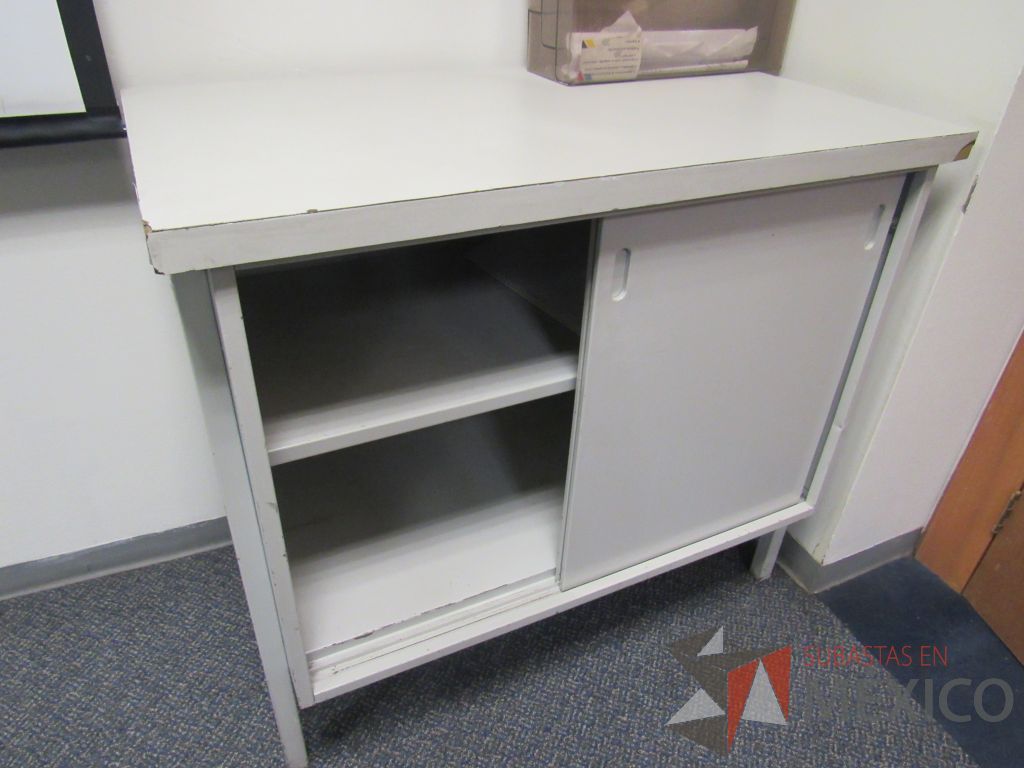 Lote 270 - Mesa de apoyo con cubierta color beige con 1 puerta corrediza y 1 entrepaño - Imagen 4