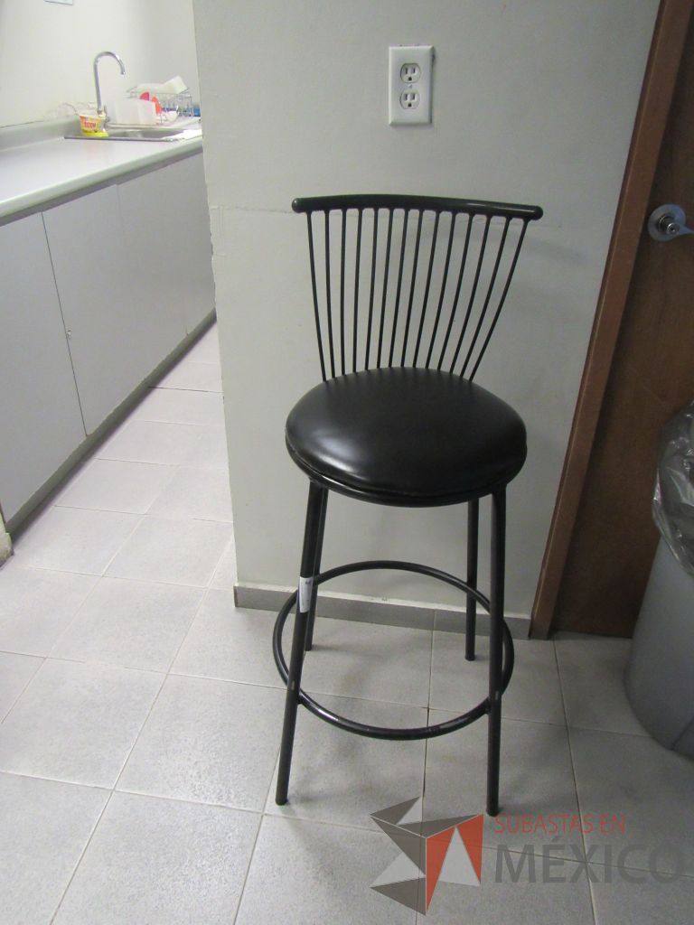 Lote 280 - Barra con cubierta, 7 sillas tipo periquera, silla con base y mesa cuadrada - Imagen 2