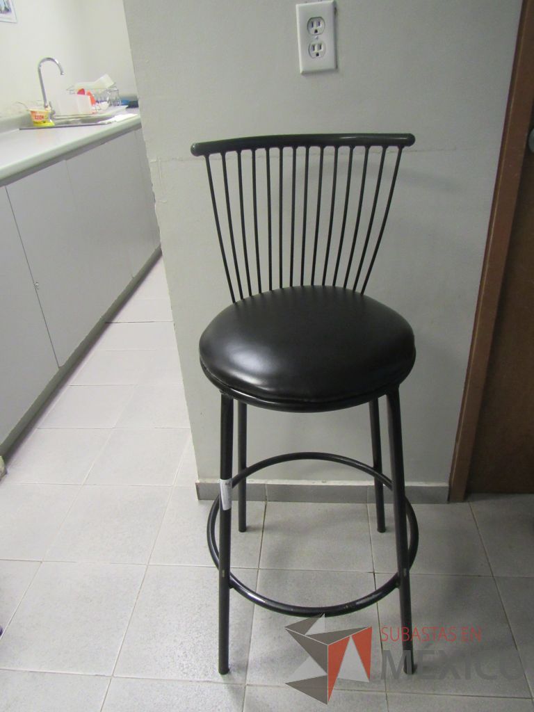Lote 280 - Barra con cubierta, 7 sillas tipo periquera, silla con base y mesa cuadrada - Imagen 6