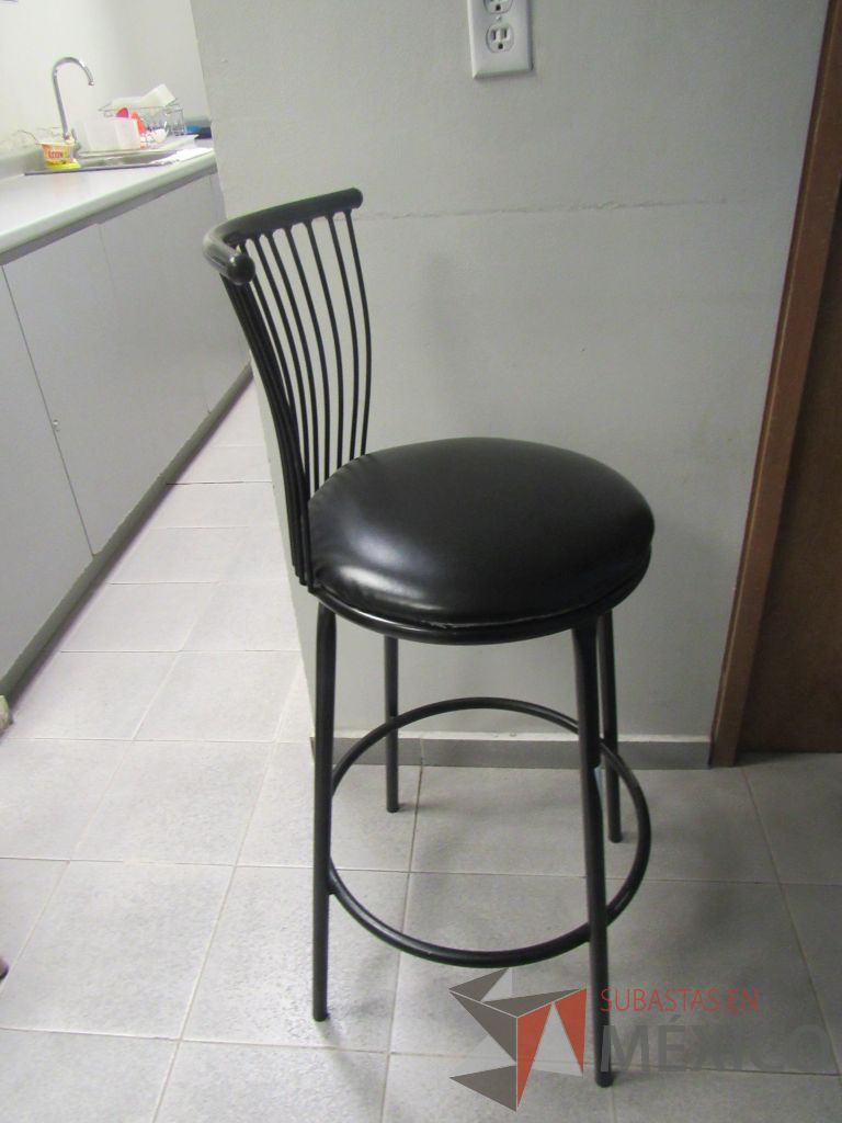 Lote 280 - Barra con cubierta, 7 sillas tipo periquera, silla con base y mesa cuadrada - Imagen 19