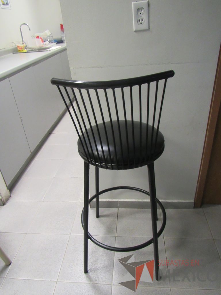 Lote 280 - Barra con cubierta, 7 sillas tipo periquera, silla con base y mesa cuadrada - Imagen 3