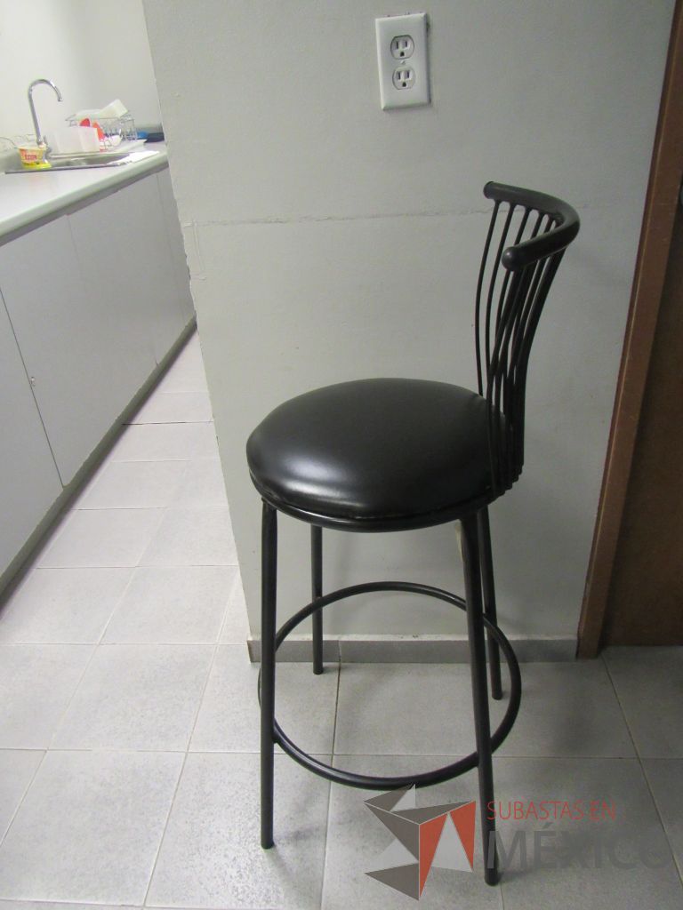 Lote 280 - Barra con cubierta, 7 sillas tipo periquera, silla con base y mesa cuadrada - Imagen 5
