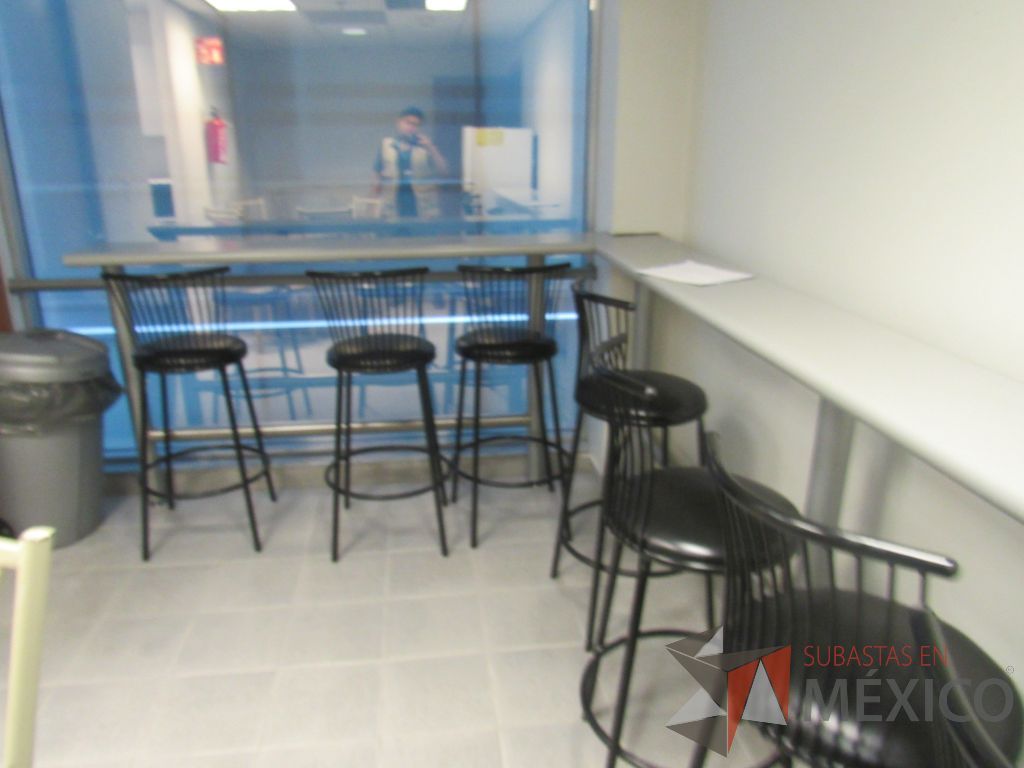 Lote 280 - Barra con cubierta, 7 sillas tipo periquera, silla con base y mesa cuadrada - Imagen 11