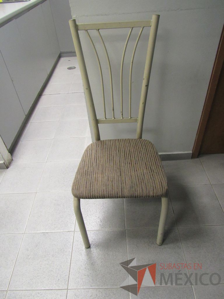 Lote 280 - Barra con cubierta, 7 sillas tipo periquera, silla con base y mesa cuadrada - Imagen 16