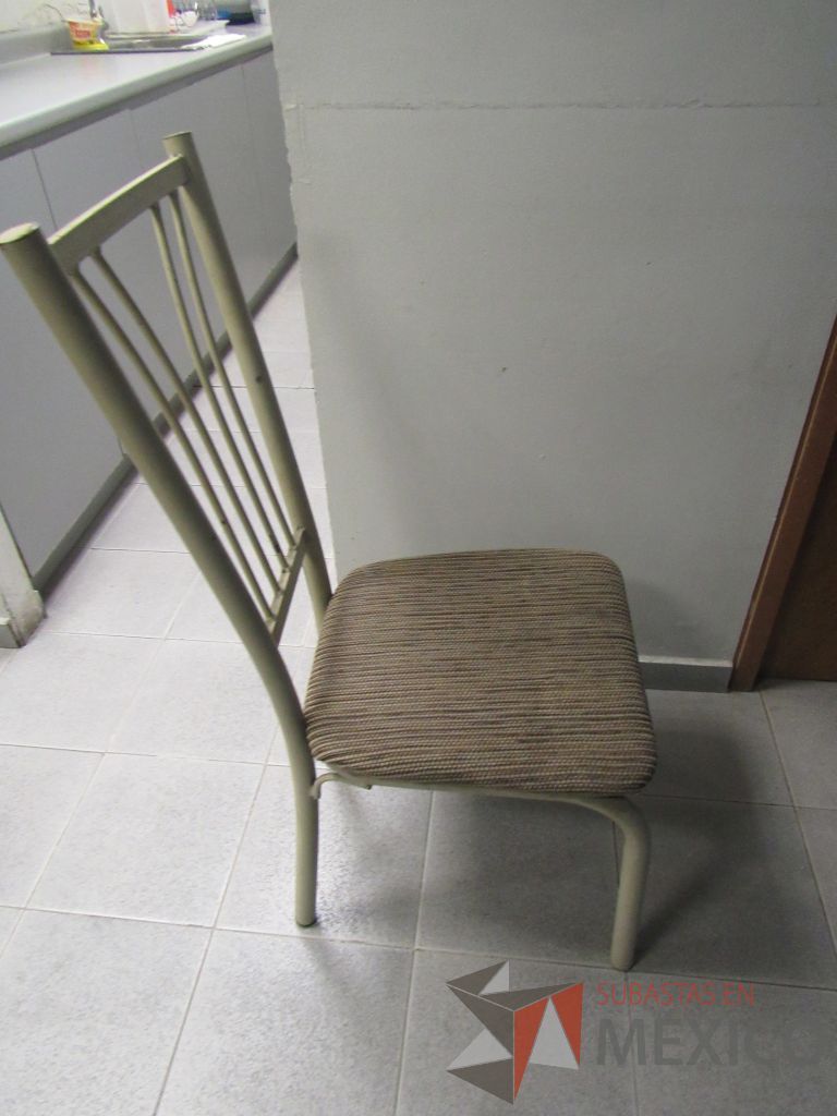Lote 280 - Barra con cubierta, 7 sillas tipo periquera, silla con base y mesa cuadrada - Imagen 7