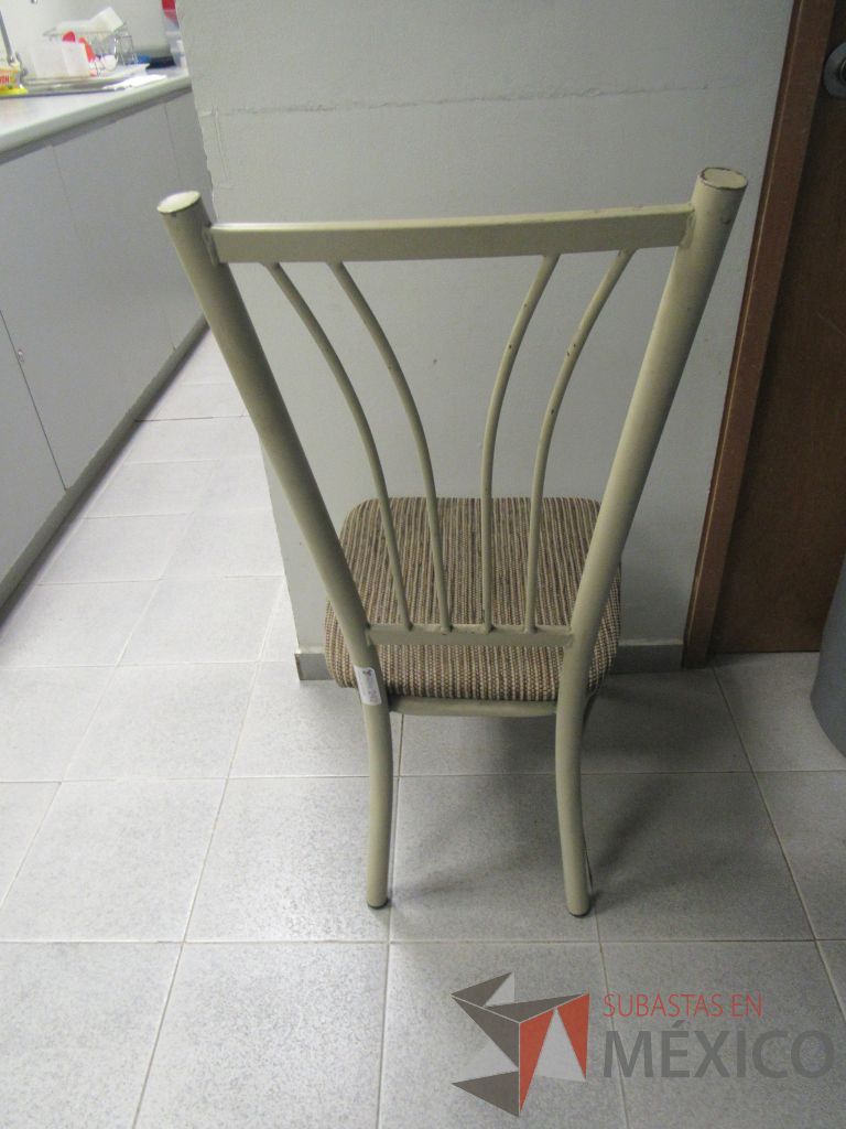 Lote 280 - Barra con cubierta, 7 sillas tipo periquera, silla con base y mesa cuadrada - Imagen 9
