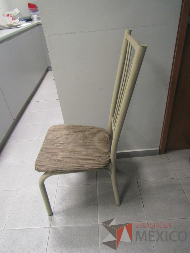 Lote 280 - Barra con cubierta, 7 sillas tipo periquera, silla con base y mesa cuadrada - Imagen 10