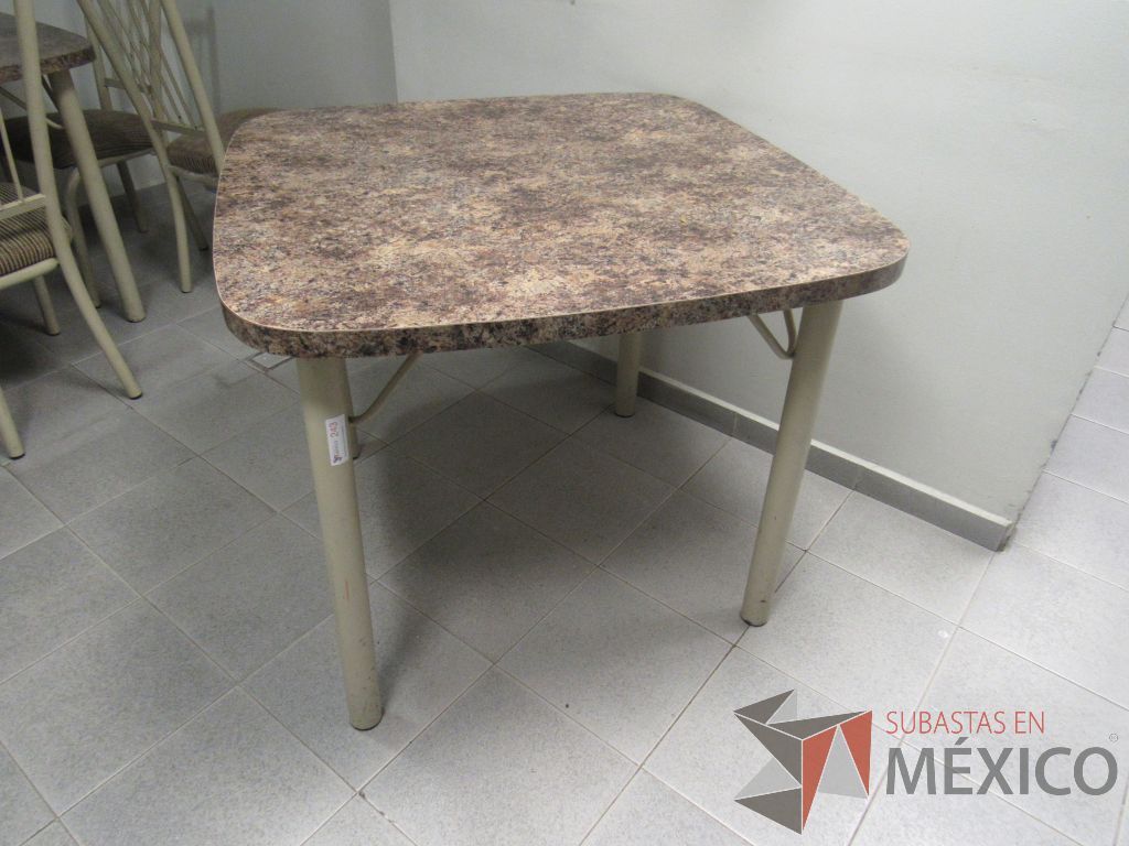 Lote 280 - Barra con cubierta, 7 sillas tipo periquera, silla con base y mesa cuadrada - Imagen 4