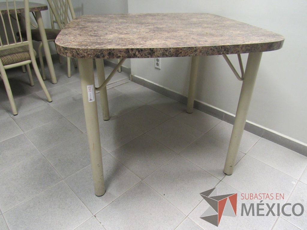 Lote 280 - Barra con cubierta, 7 sillas tipo periquera, silla con base y mesa cuadrada - Imagen 12