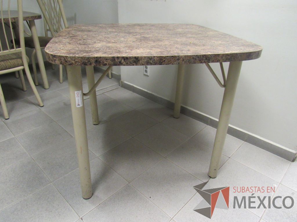 Lote 280 - Barra con cubierta, 7 sillas tipo periquera, silla con base y mesa cuadrada - Imagen 17