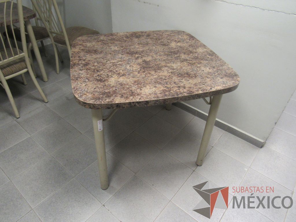 Lote 280 - Barra con cubierta, 7 sillas tipo periquera, silla con base y mesa cuadrada - Imagen 20