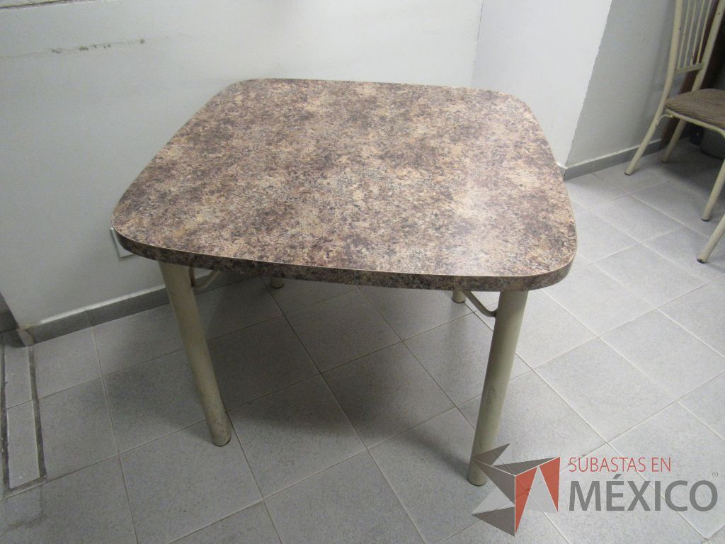 Lote 280 - Barra con cubierta, 7 sillas tipo periquera, silla con base y mesa cuadrada - Imagen 18