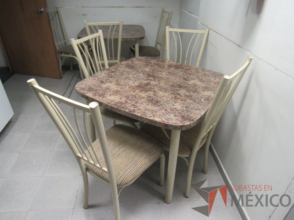 Lote 280 - Barra con cubierta, 7 sillas tipo periquera, silla con base y mesa cuadrada - Imagen 15