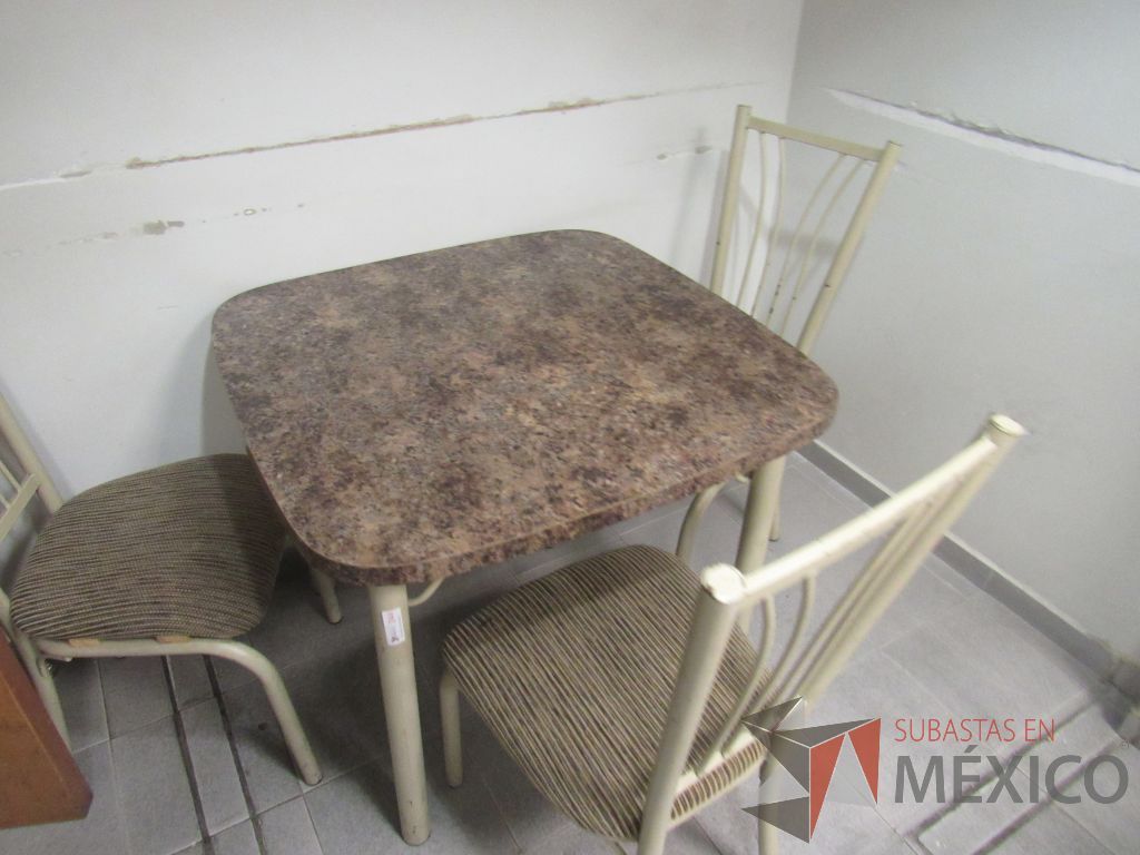 Lote 280 - Barra con cubierta, 7 sillas tipo periquera, silla con base y mesa cuadrada - Imagen 21