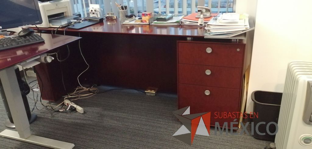 Lote 367 - Credenza color café, escritorio superficie de madera y mueble de madera
