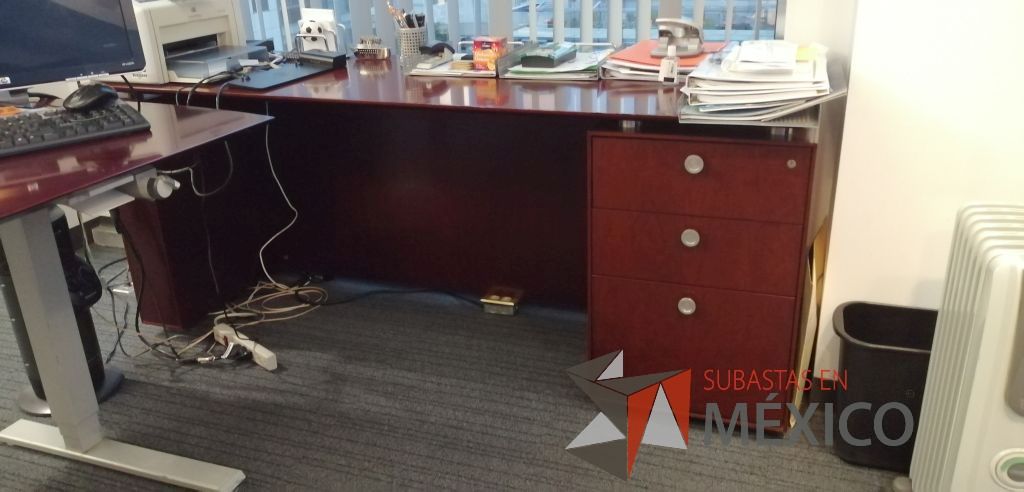 Lote 367 - Credenza color café, escritorio superficie de madera y mueble de madera - Imagen 3
