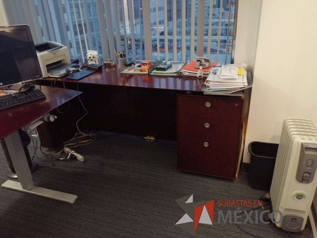 Lote 367 - Credenza color café, escritorio superficie de madera y mueble de madera - Imagen 7