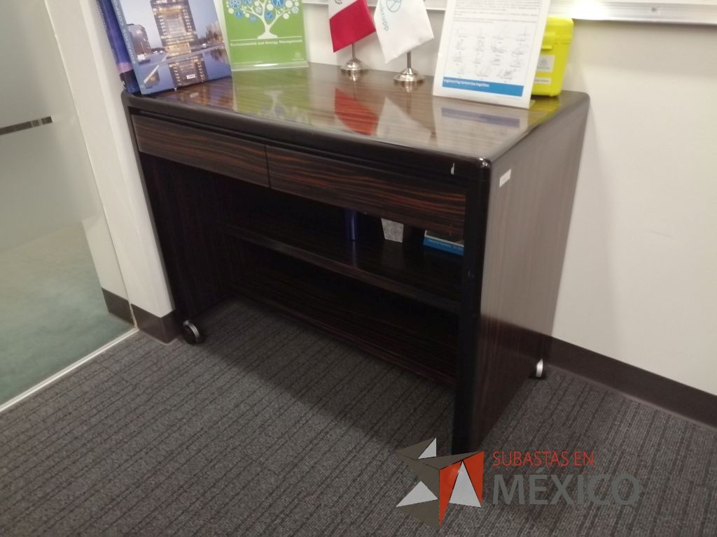 Lote 368 - Mesa de apoyo, archivero horizontal de 2 cajones, escritorio en escuadra con librero y gabinete de 2 puertas - Imagen 4
