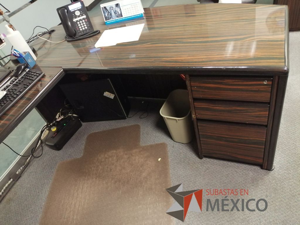 Lote 368 - Mesa de apoyo, archivero horizontal de 2 cajones, escritorio en escuadra con librero y gabinete de 2 puertas - Imagen 5
