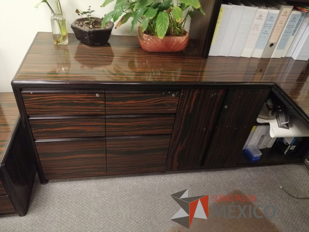 Lote 368 - Mesa de apoyo, archivero horizontal de 2 cajones, escritorio en escuadra con librero y gabinete de 2 puertas - Imagen 9