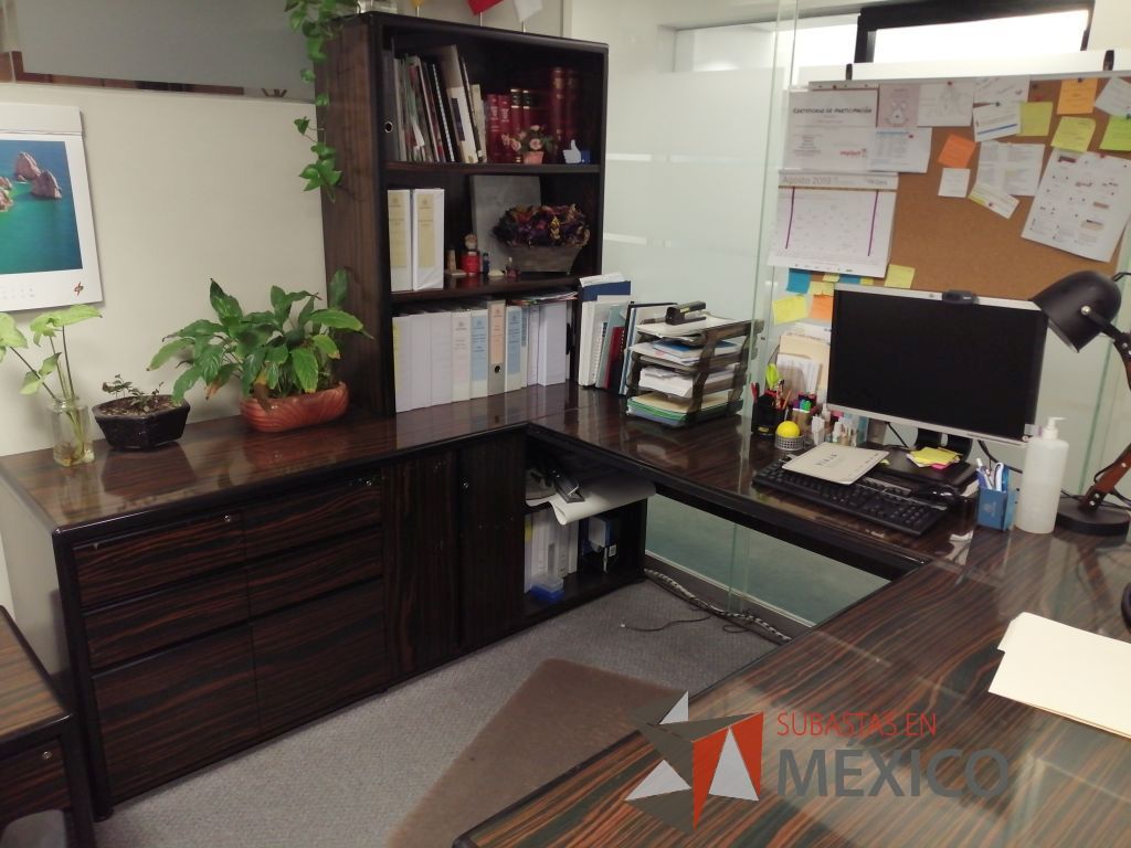 Lote 368 - Mesa de apoyo, archivero horizontal de 2 cajones, escritorio en escuadra con librero y gabinete de 2 puertas - Imagen 13