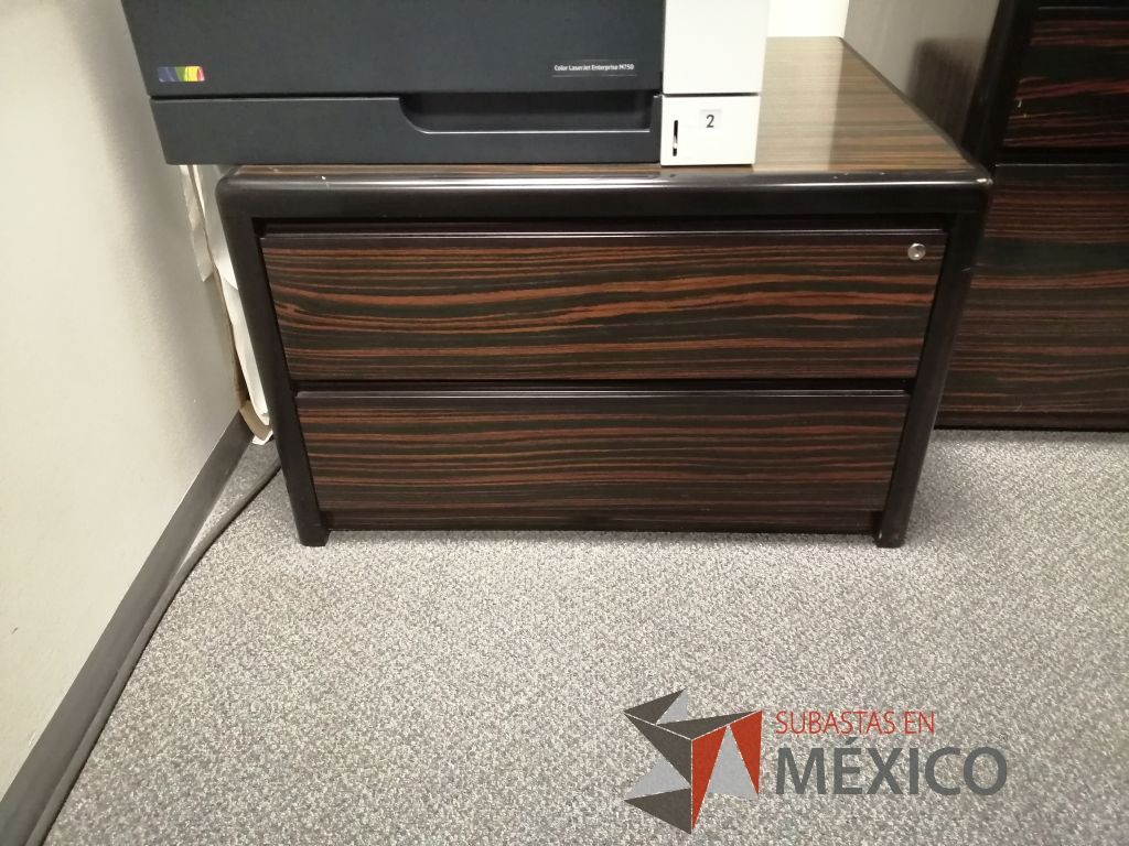 Lote 368 - Mesa de apoyo, archivero horizontal de 2 cajones, escritorio en escuadra con librero y gabinete de 2 puertas - Imagen 14