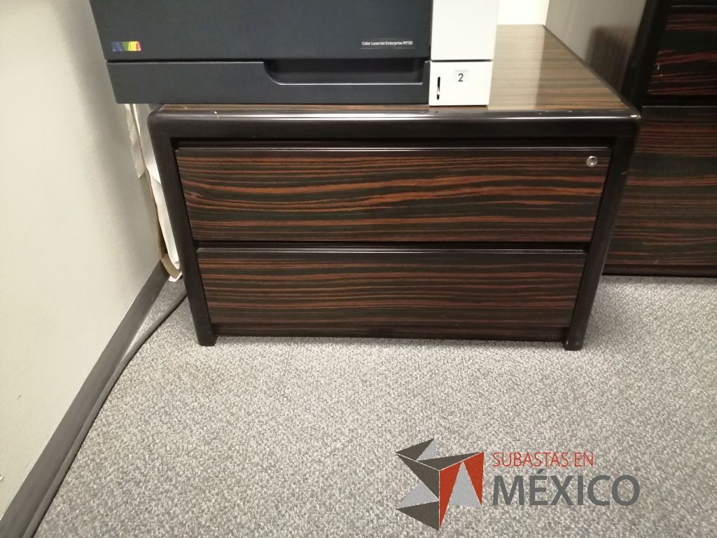 Lote 368 - Mesa de apoyo, archivero horizontal de 2 cajones, escritorio en escuadra con librero y gabinete de 2 puertas