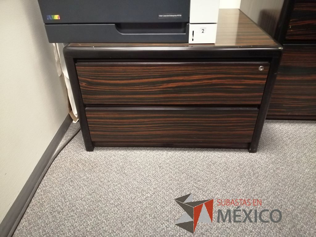 Lote 368 - Mesa de apoyo, archivero horizontal de 2 cajones, escritorio en escuadra con librero y gabinete de 2 puertas - Imagen 8