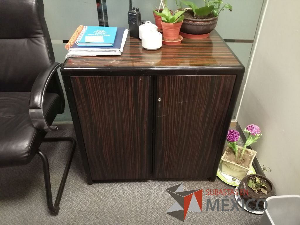 Lote 368 - Mesa de apoyo, archivero horizontal de 2 cajones, escritorio en escuadra con librero y gabinete de 2 puertas - Imagen 15