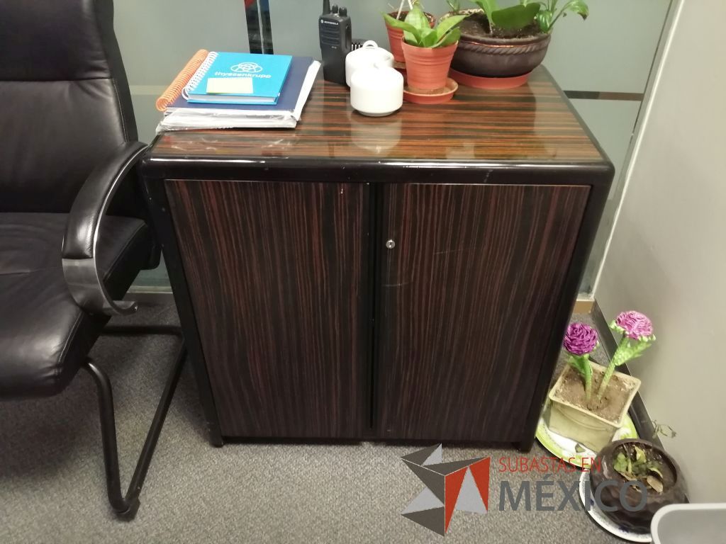 Lote 368 - Mesa de apoyo, archivero horizontal de 2 cajones, escritorio en escuadra con librero y gabinete de 2 puertas - Imagen 16