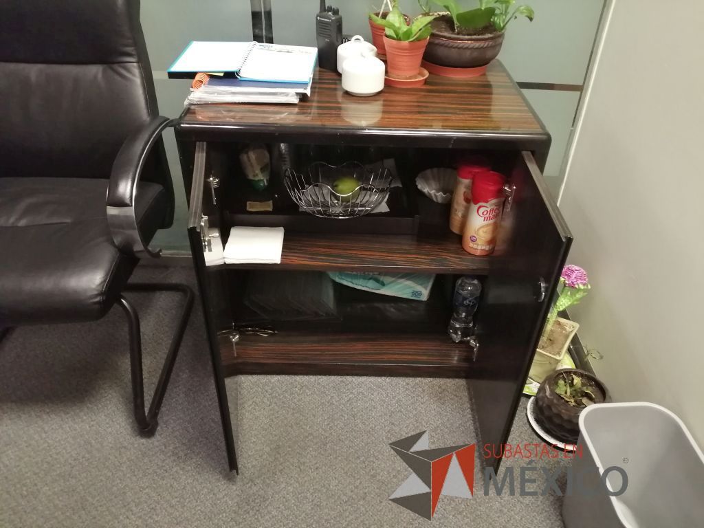 Lote 368 - Mesa de apoyo, archivero horizontal de 2 cajones, escritorio en escuadra con librero y gabinete de 2 puertas - Imagen 17