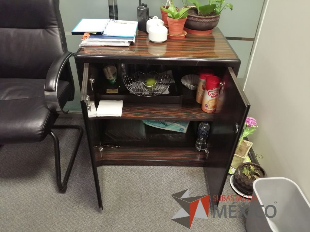 Lote 368 - Mesa de apoyo, archivero horizontal de 2 cajones, escritorio en escuadra con librero y gabinete de 2 puertas - Imagen 18