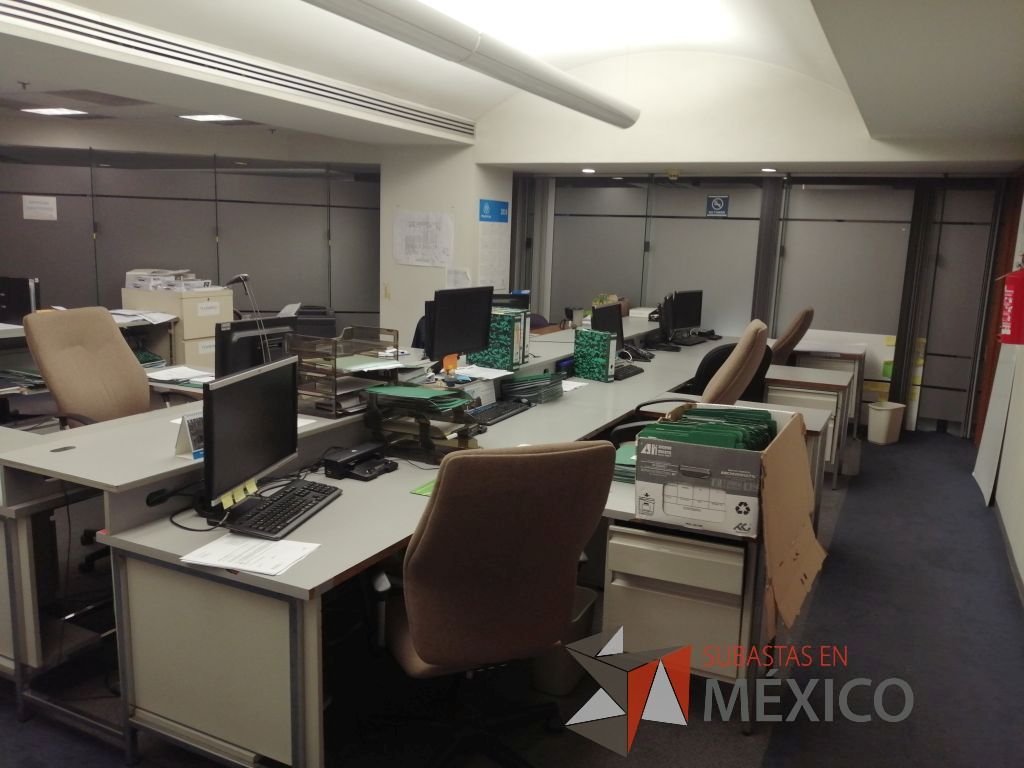Lote 395 - Estación de trabajo para 6 personas conformado por 6 escritorios metálicos y 6 mesas laterales