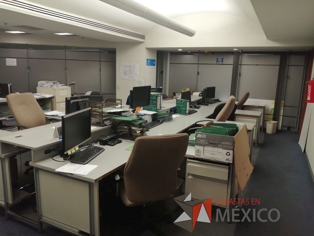Lote 395 - Estación de trabajo para 6 personas conformado por 6 escritorios metálicos y 6 mesas laterales - Imagen 2