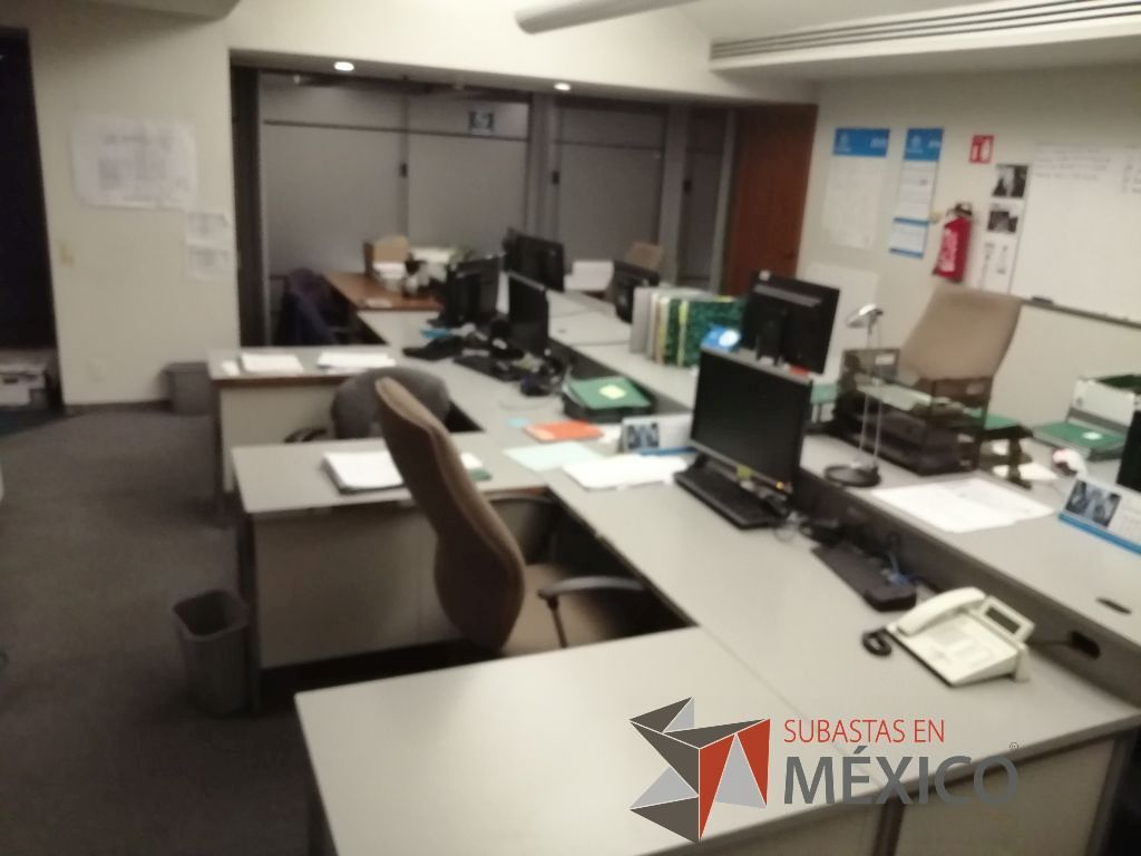 Lote 395 - Estación de trabajo para 6 personas conformado por 6 escritorios metálicos y 6 mesas laterales - Imagen 3