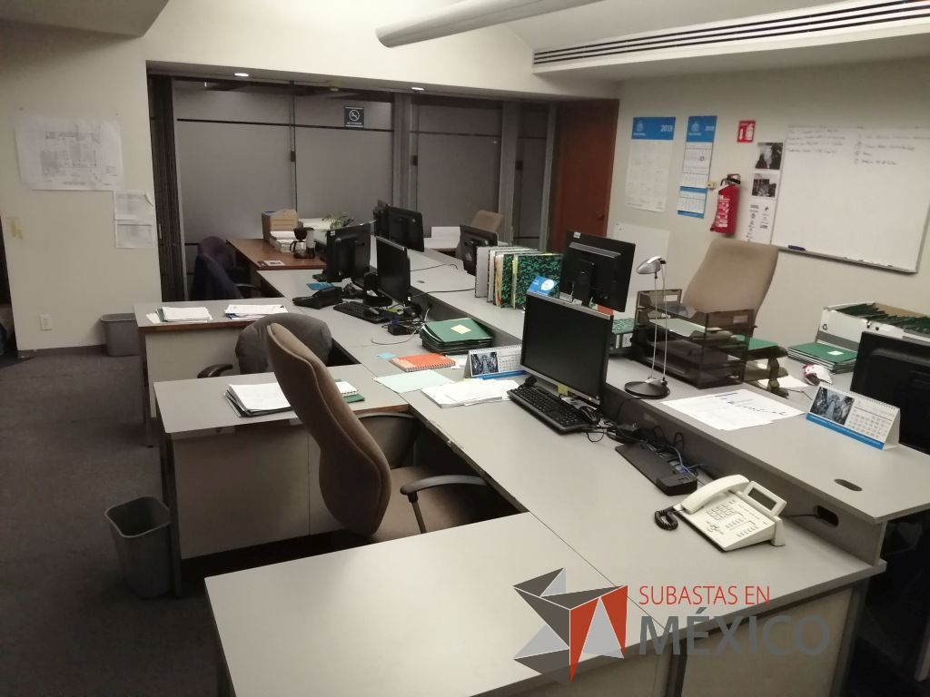 Lote 395 - Estación de trabajo para 6 personas conformado por 6 escritorios metálicos y 6 mesas laterales - Imagen 4